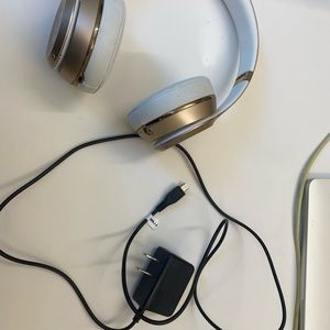 It’s a solo 3 wireless beats headphone from apple. It’s in good condition